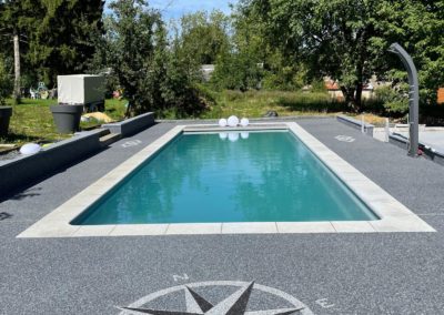 Plage de piscine en dalle béton et résine de marbre à Vance en Belgique