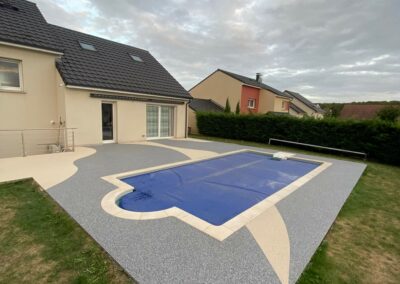 Plage de piscine avec sol en résine de marbre – Kuntzig 57